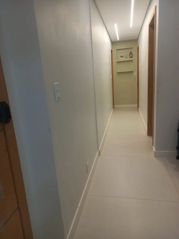 Descubra um apartamento reformado de canto na charmosa SQS 310, ASA SUL, Brasíli...