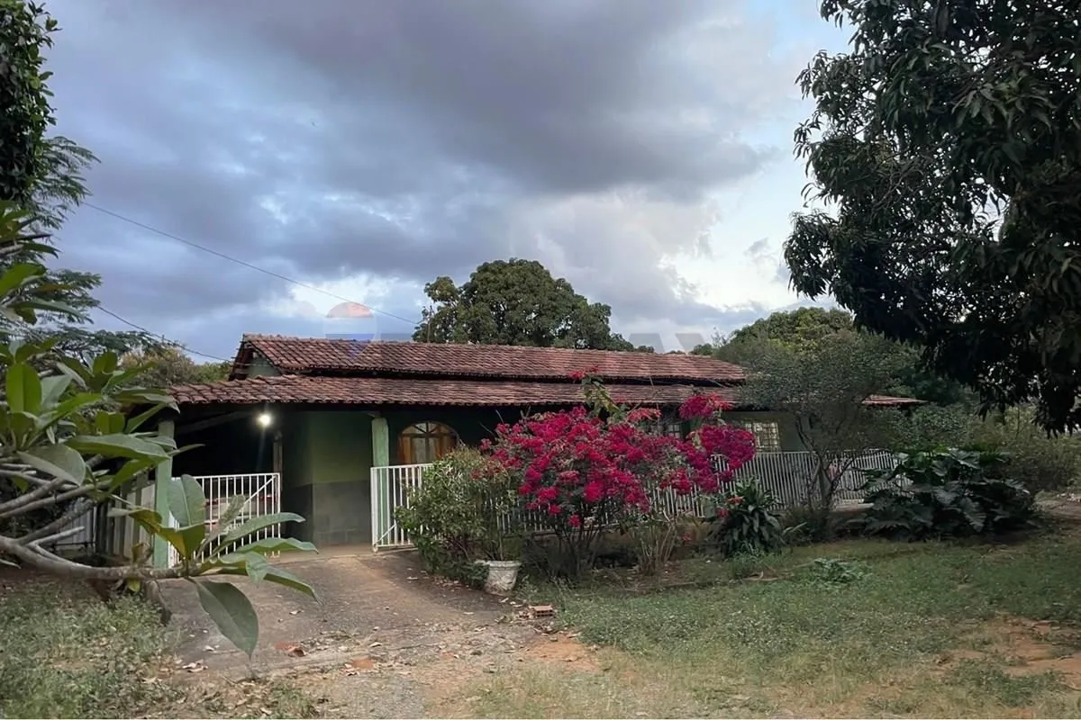 Descubra o refúgio perfeito na tranquilidade do campo com esta encantadora cháca...