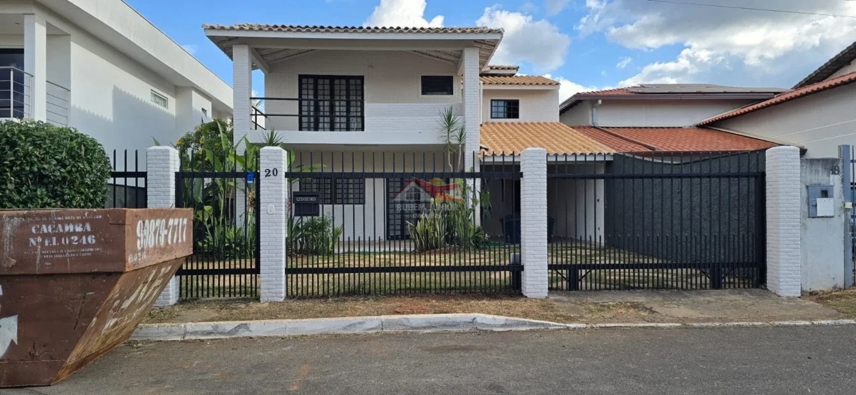 Casa no Condomínio Quintas do Sol – Qd. 3Terreno: 600 m²Área construída: 350 m²C...