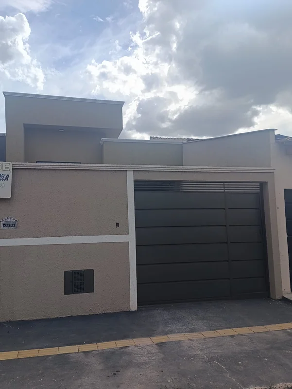 Casa nova com 3 quartos, 1 suíte, banheiro social com nichos, sala pé direito du...