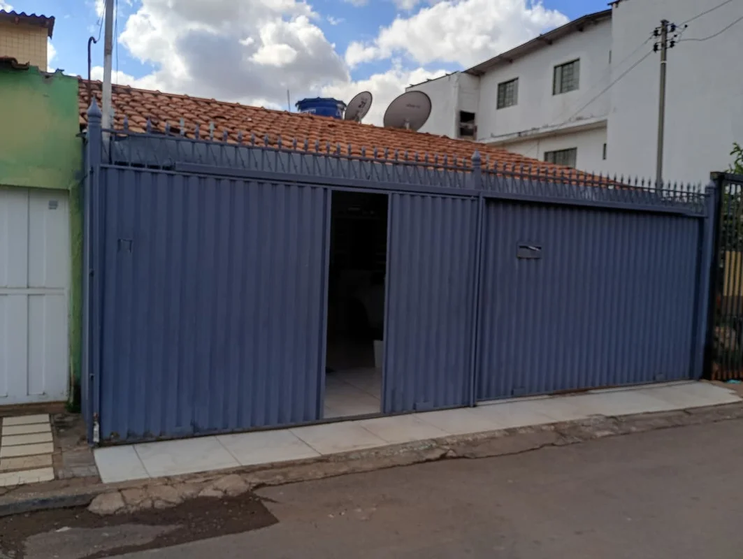 VENDE-SE UM ÁGIO DE UMA CASA NA QR 615 DE SAMAMBAIA! Possui: 2 Quartos 1 Sala 1 ...