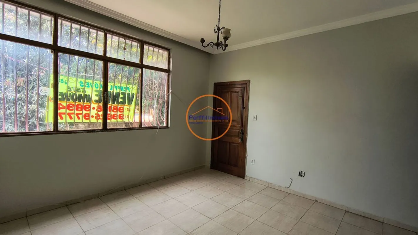 Perffil Imóveis VENDE um apartamento de frente, 1° andar, reformado, somente 4 a...