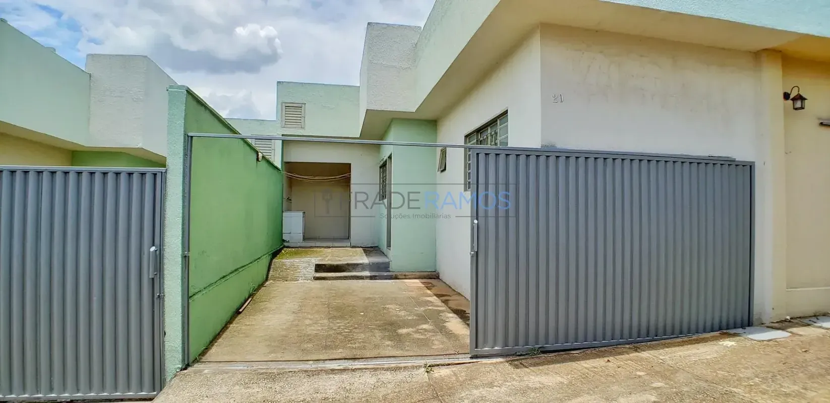  O imóvel conta com: 01 quarto; 01 banheiro; Sala e cozinha amplas e integradas;...