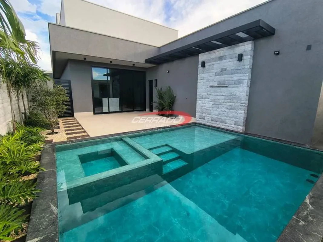 TERRENO :560 m2, CONSTRUÇÃO: 310 m2Casa nova térrea com fino acabamento,com sala...
