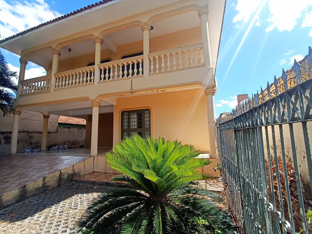 SOBRADO AMPLO COM EXCELENTE POTENCIAL NO SETOR SUDOESTELocalizado em uma das reg...