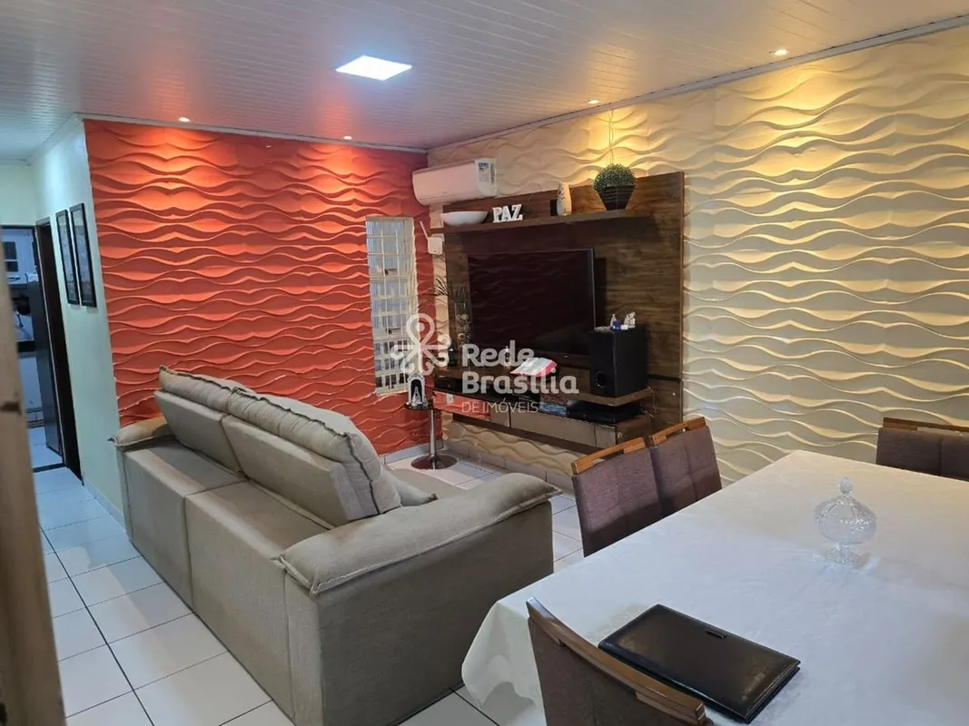 Oportunidade imperdível - Casa térrea reformada à venda na QI 14 Guará I.- Sala ...
