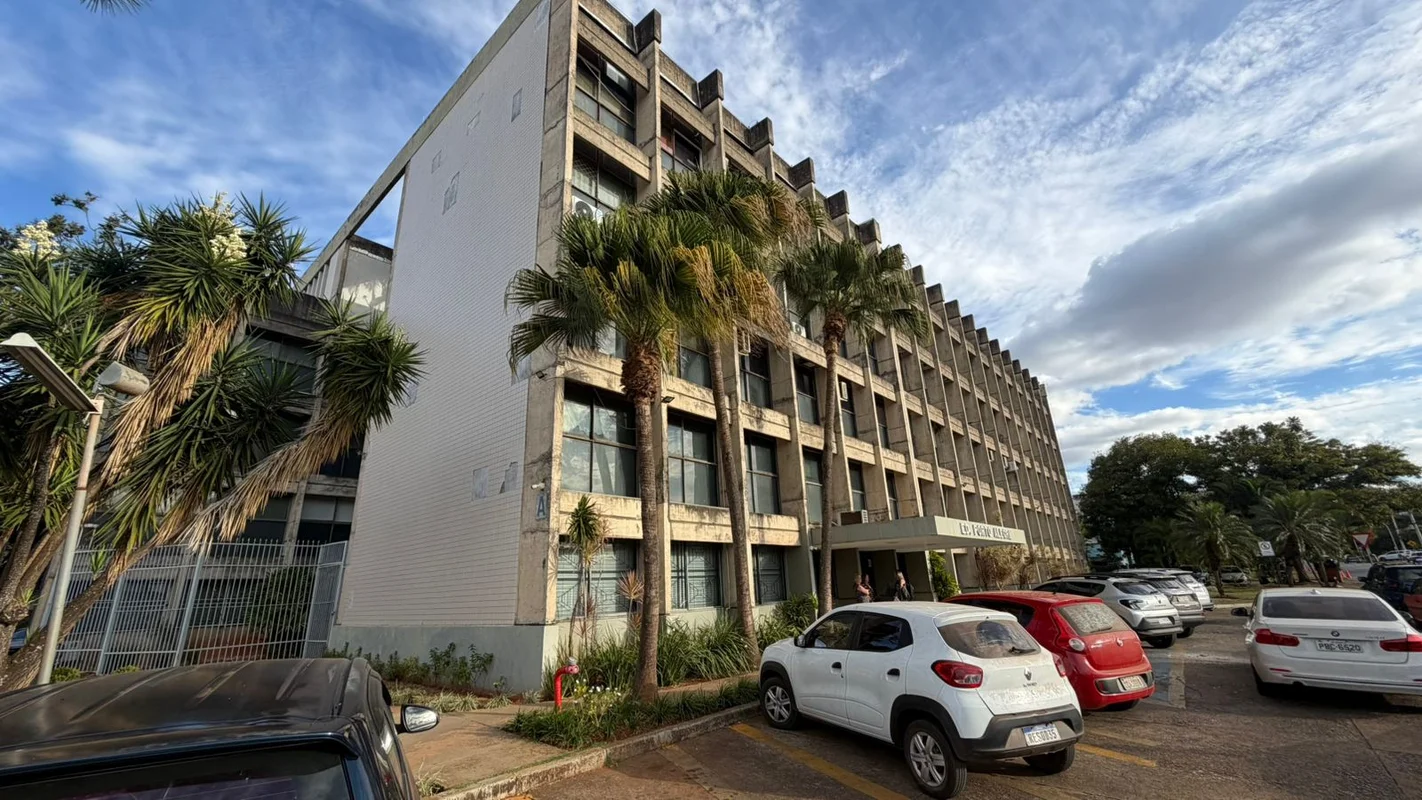 Excelente sala comercial localizada no Edifício Porto Alegre, em uma região estr...