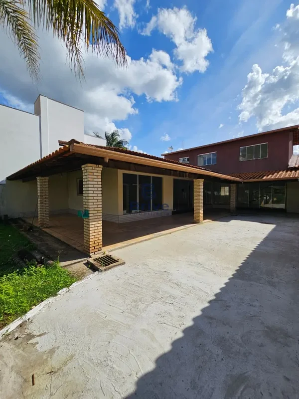 Casa na Rua das Figueiras, em condomínio fechado, com dois pavimentos, ampla áre...