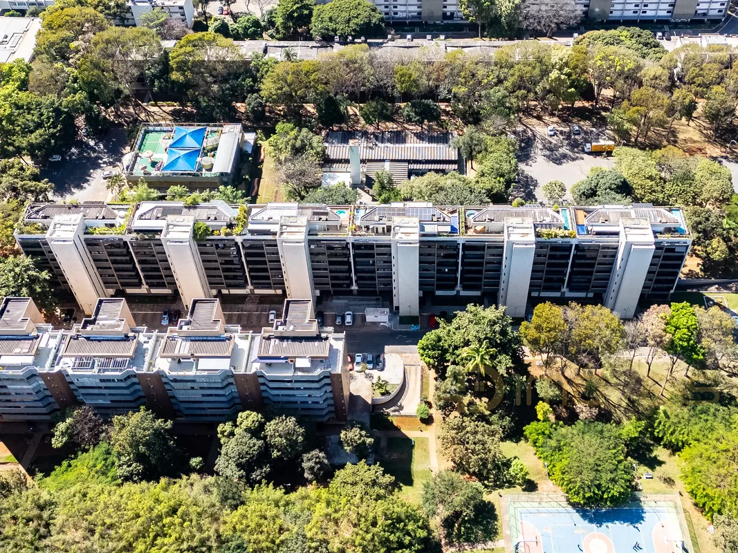 APARTAMENTO VAZADO COM 155 M², 3 QUARTOS E DUAS VARANDAS NA SQN 208 – ASA NORTEU...