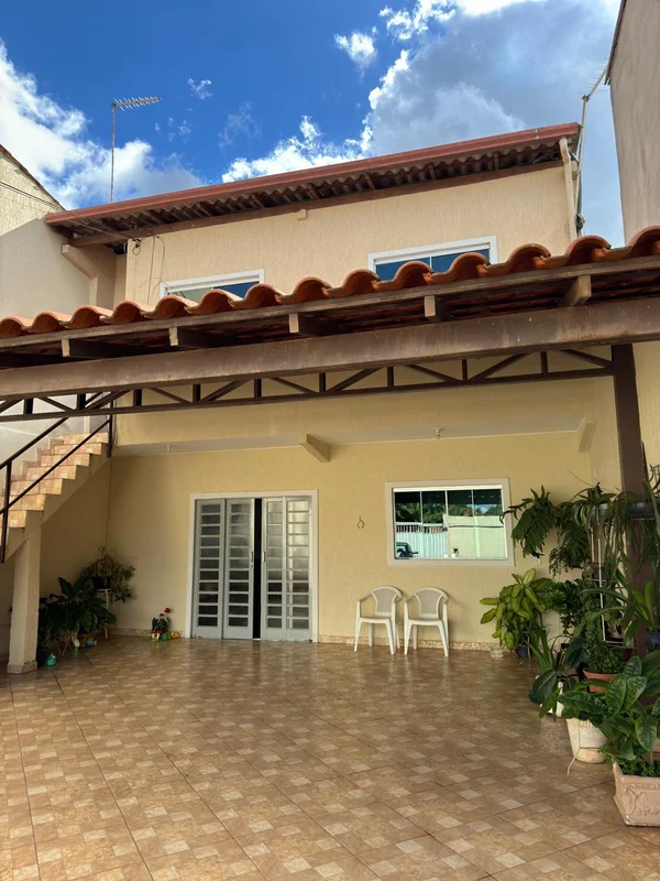 Descubra uma casa de sonho no coração de Taguatinga, DF. Localizada na QSC 19 Ch...