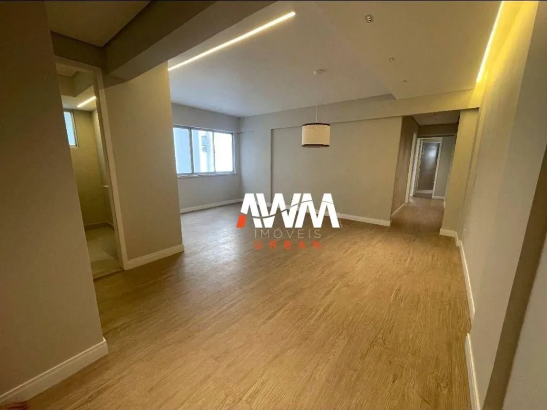Apartamento totalmente reformado, a apenas 130 metros da Praça T-25 e Colégio Ar...