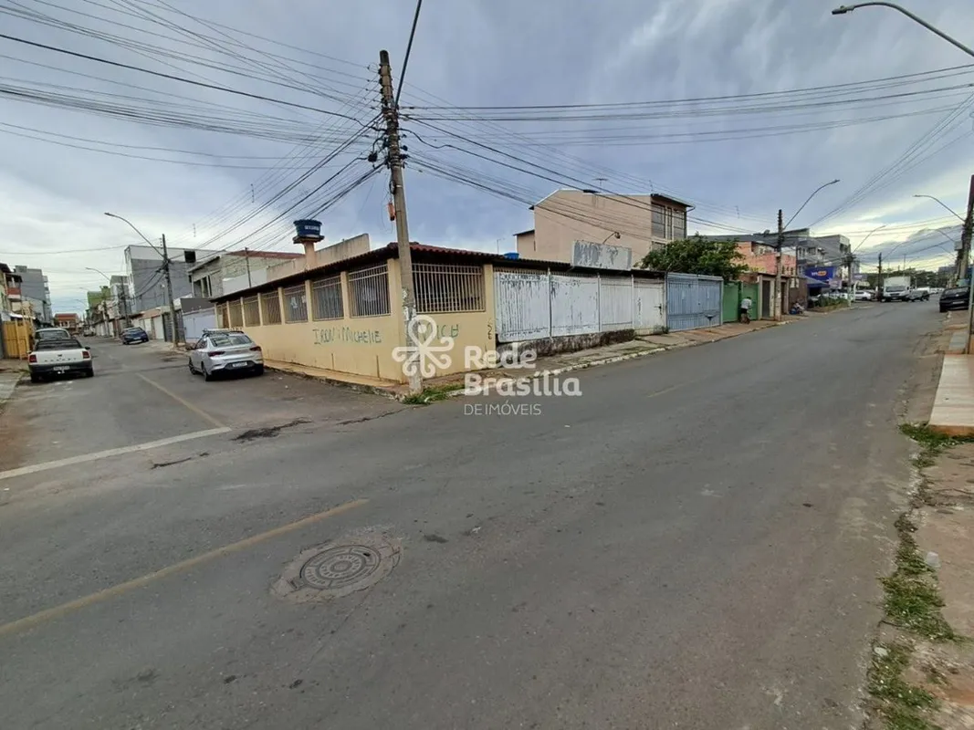 Excelente lote, de esquina, QE 38 de frente para a principal rua, que pode ser r...