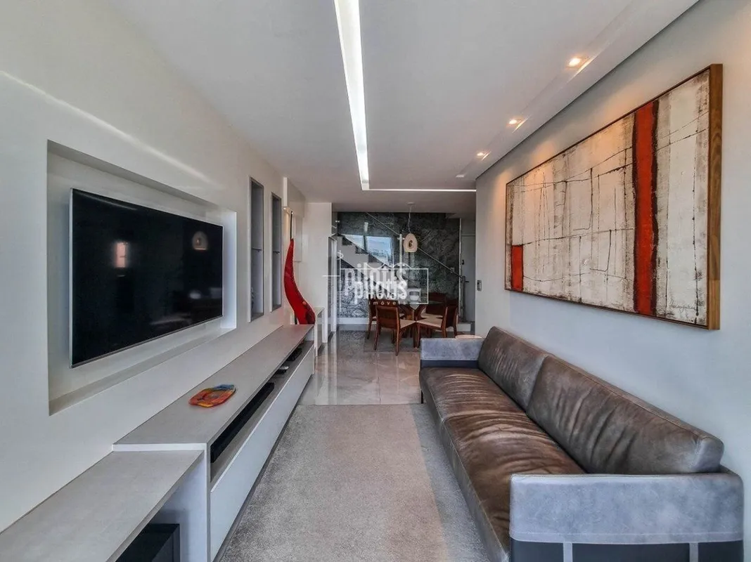 Projetada por Luciana Brasil, com decoração atualizada, esta linda cobertura é o...