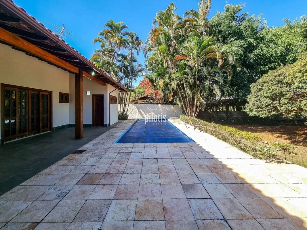 Casa térrea em localização privilegiada !!- Próximo ao comercio com supermercado...