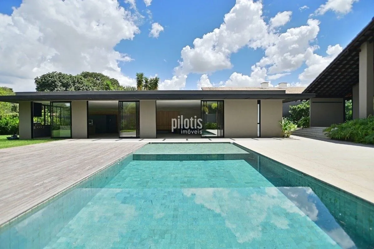 Casa totalmente reformada, com aproximadamente 550 m² de área construída, em lo...