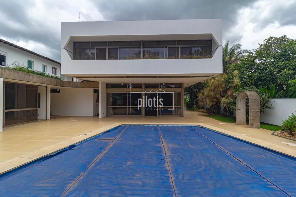 Casa projetada pelo renomado arquiteto Milton Ramos, foi arquiteto de grande des...