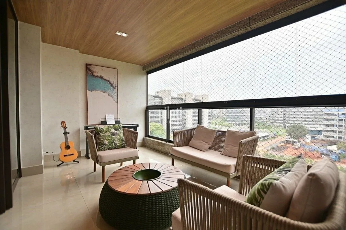 Apartamento de canto, VAZADO, em andar alto, que reúne amplitude, luminosidade e...