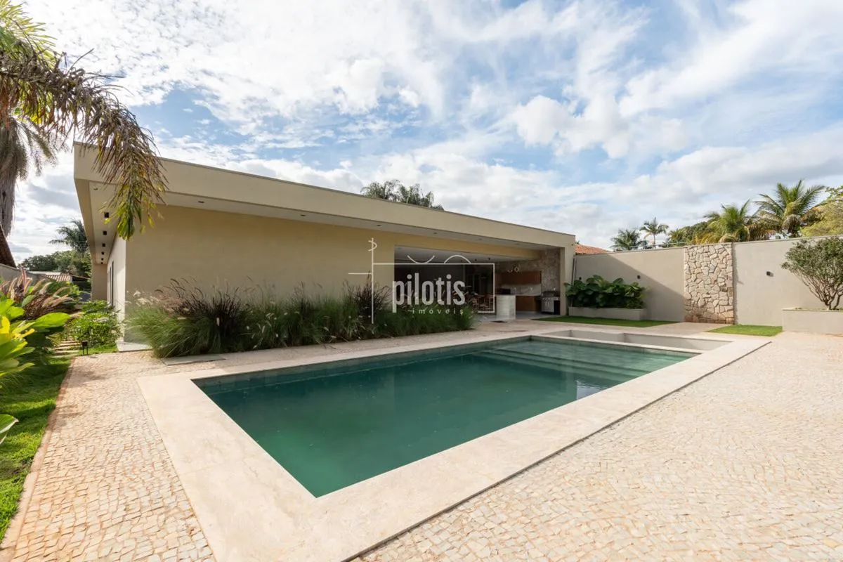 Piscina aquecida e spaResidência recém-construída que combina arquitetura contem...
