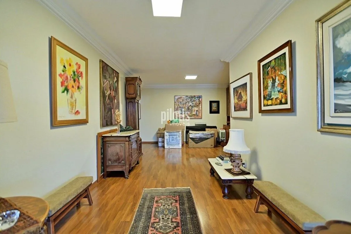 Localizado em uma das quadras mais desejadas da Asa Norte, este apartamento na S...