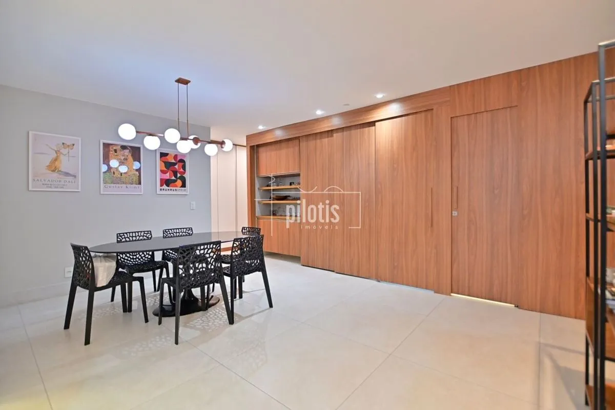 Localizado em quadra consolidada, arborizada e com excelente infraestrutura de c...