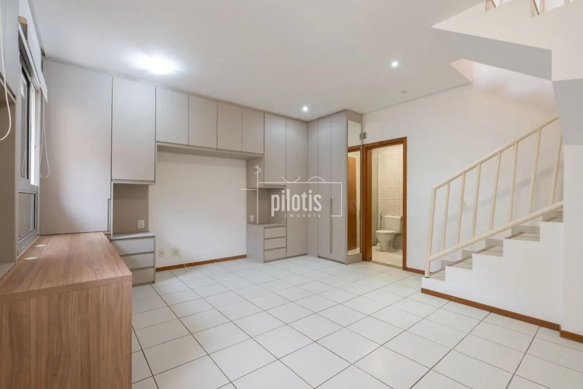 Apartamento reformado em localização tranquila e sossegada no Lago Norte.São 60m...