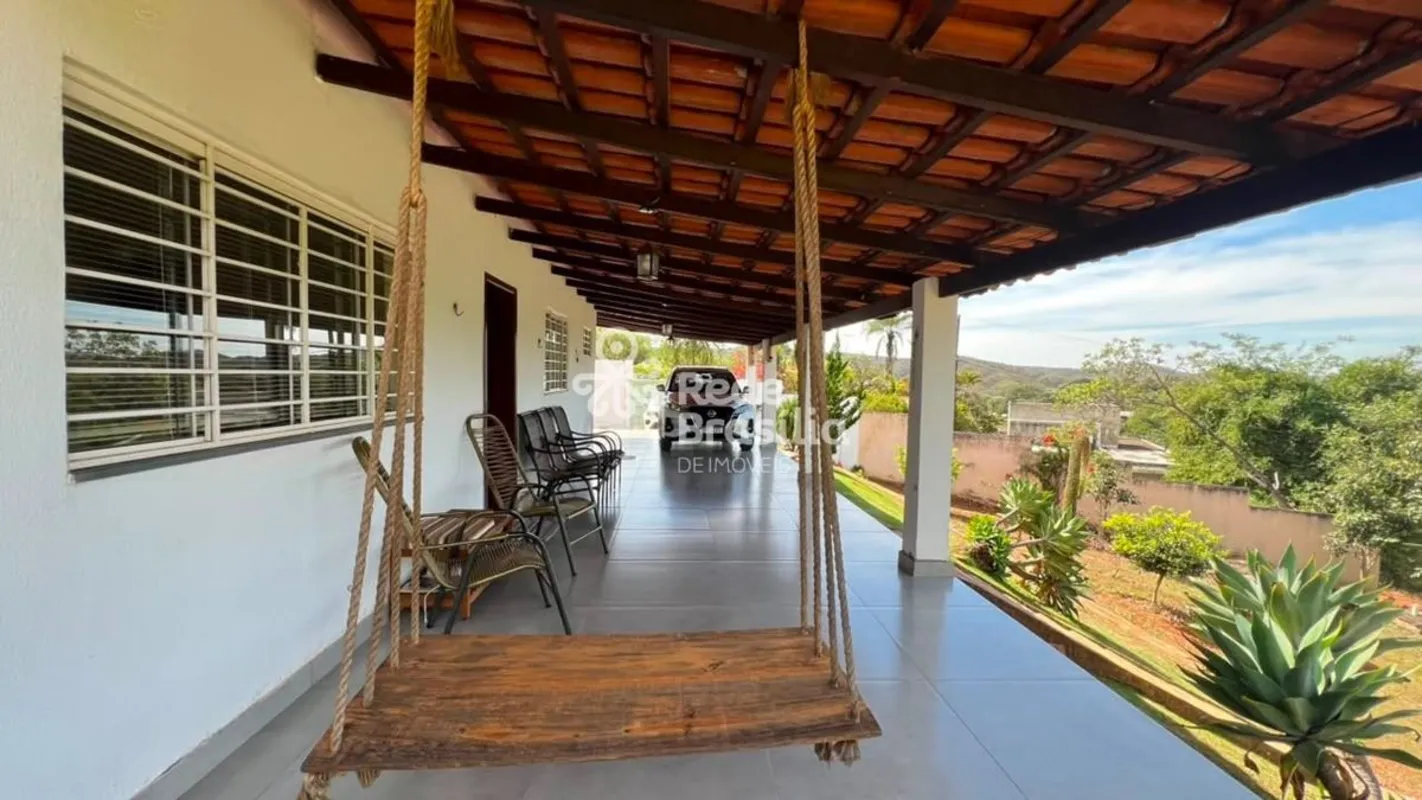 Localizada em área particular do Condomínio Solar da Serra, com segurança e rond...
