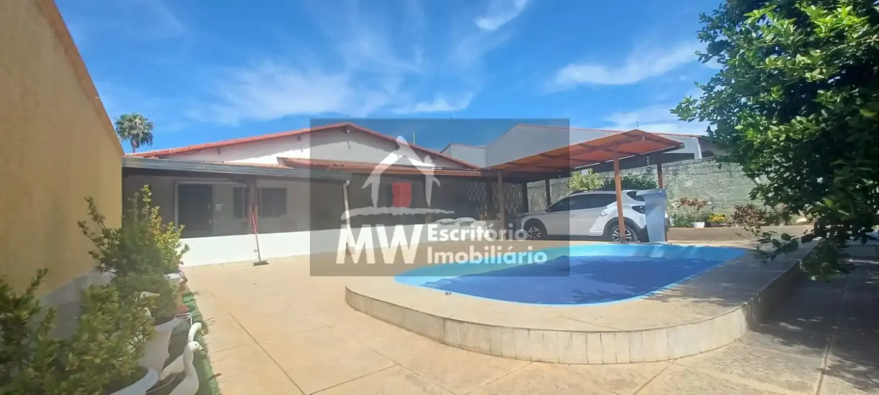  MW IMOBILIÁRIA VENDE EXCELENTE CASA TÉRREA• 03 quartos, sendo 01 suítes;• Sala ...