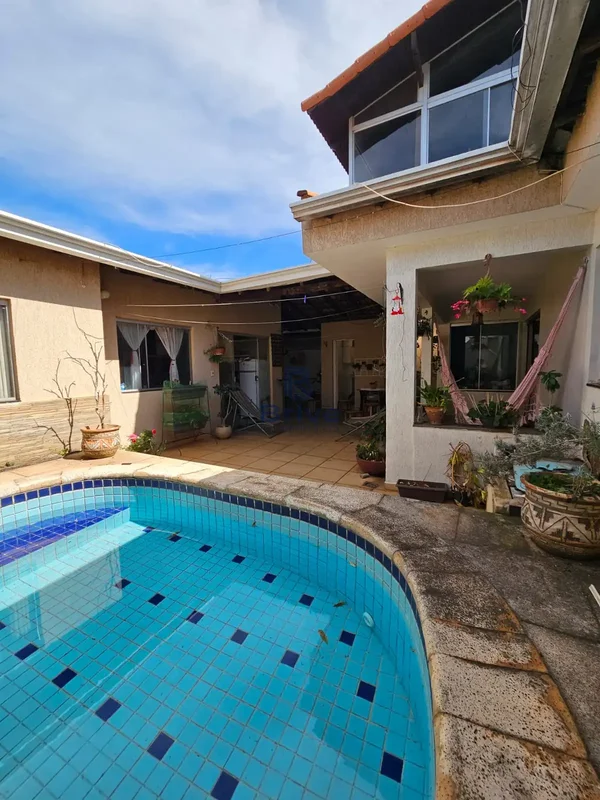 Casa no Setor Sul, Quadra 05, com excelente distribuição dos ambientes, amplo es...