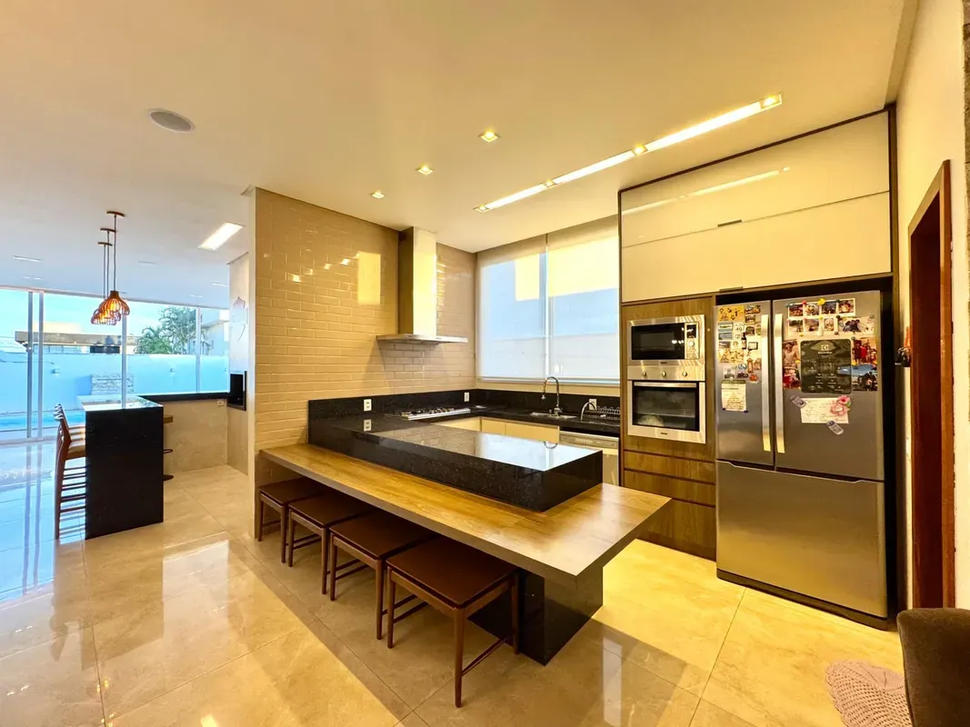 SOBRE O IMÓVEL:Excelente casa de condomínio com 240m² de área útil.São 4 quartos...
