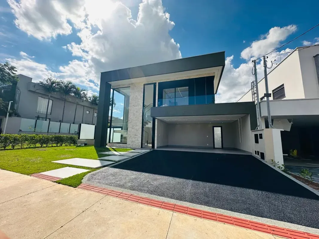 SOBRE O IMÓVEL:Excelente casa de condomínio com 254m² de área útil.São 4 quartos...