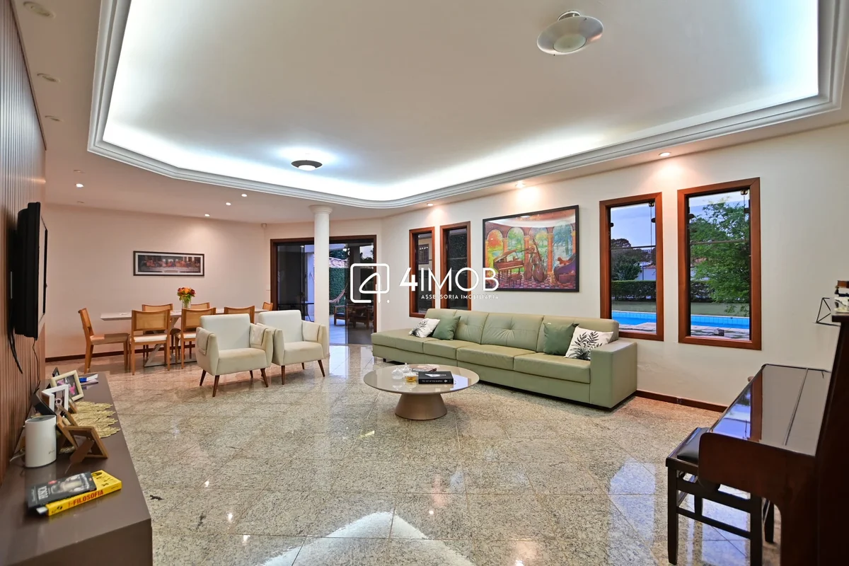 Em uma das localizações mais desejadas do Lago Norte.A casa oferece 543m² de áre...
