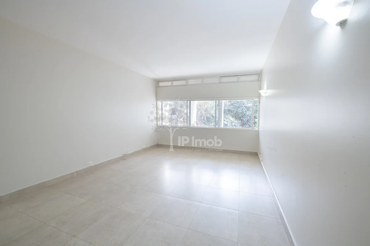 SQS 108 – Apartamento de 2 Quartos + DCE | Vista para Área Verde | Meio de quadr...