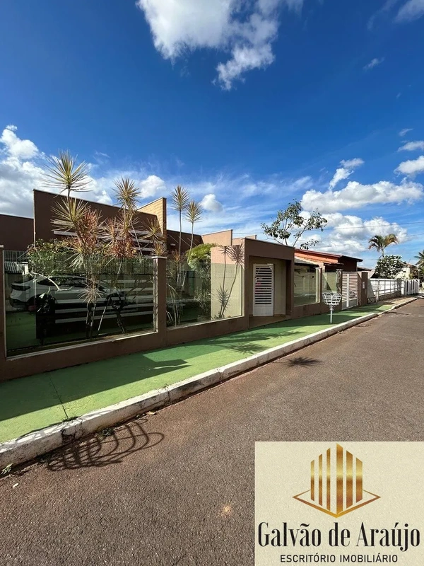 Horley Galvão Vende…..A casa no lote de 600m2, com uma área de construção aproxi...