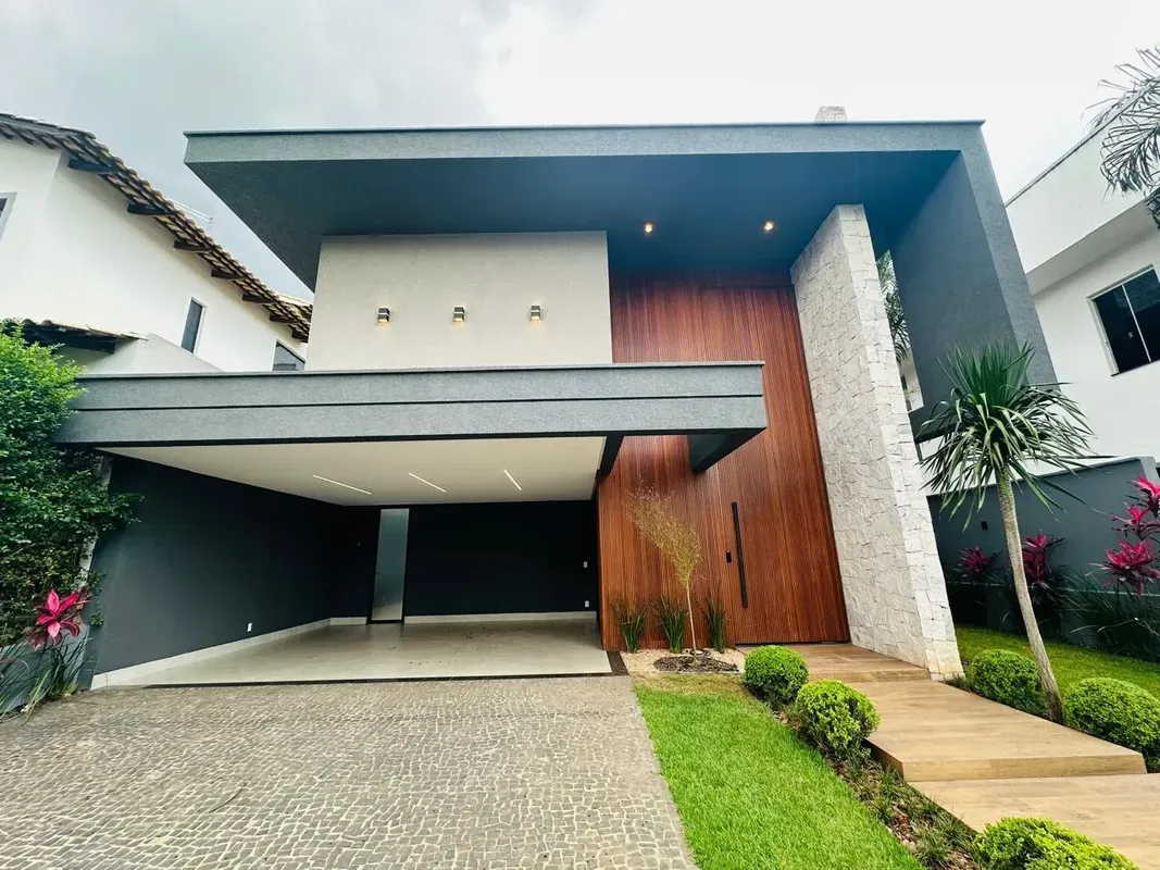 SOBRE O IMÓVEL:Excelente casa de condomínio com 290m² de área útil.São 5 quartos...