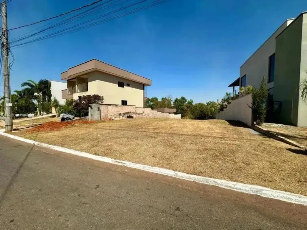 Sobre o Imóvel:Este terreno de médio-alto padrão oferece 560m² de área útil, com...