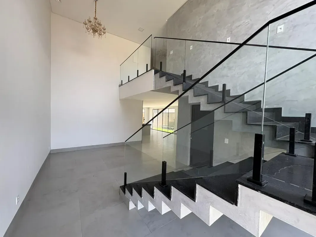 SOBRE O IMÓVEL:Excelente casa de condomínio com 275m² de área útil.São 3 quartos...
