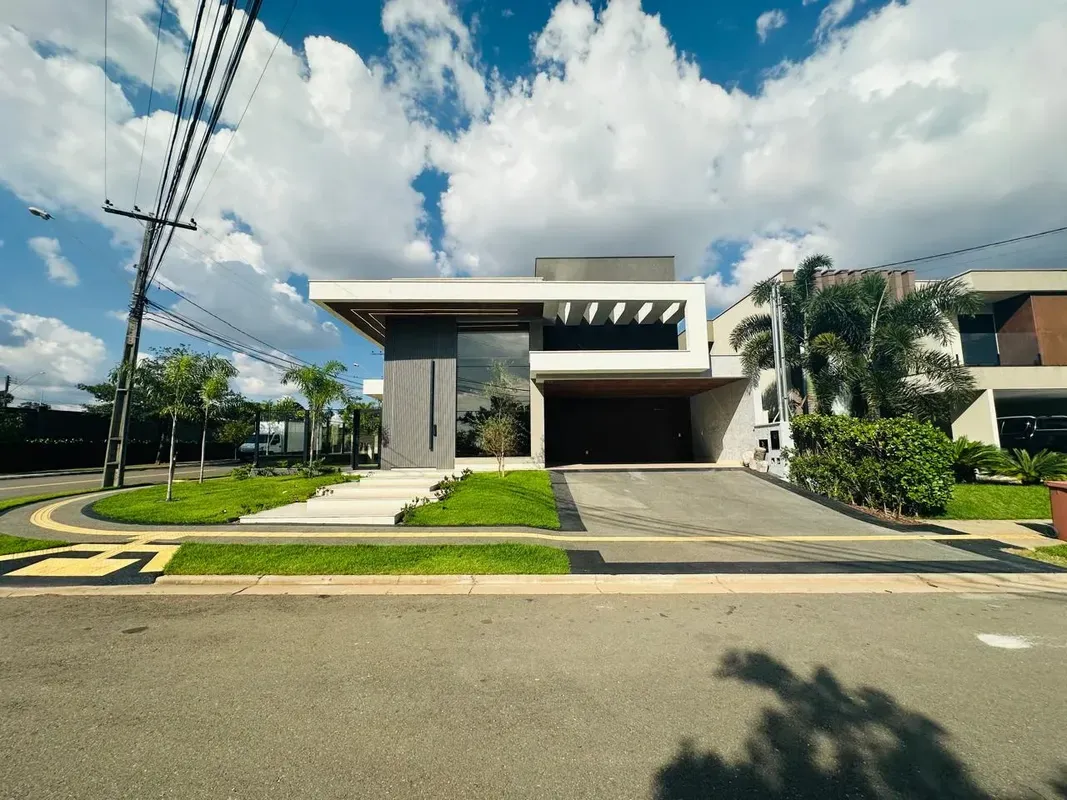 SOBRE O IMÓVEL:Excelente casa de condomínio com 233m² de área útil.São 4 quartos...