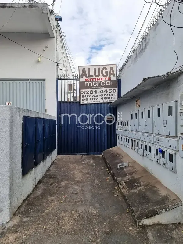 01 Quarto, Sala conjugada com cozinha e Banheiro social. Garagem para moto. Rua ...