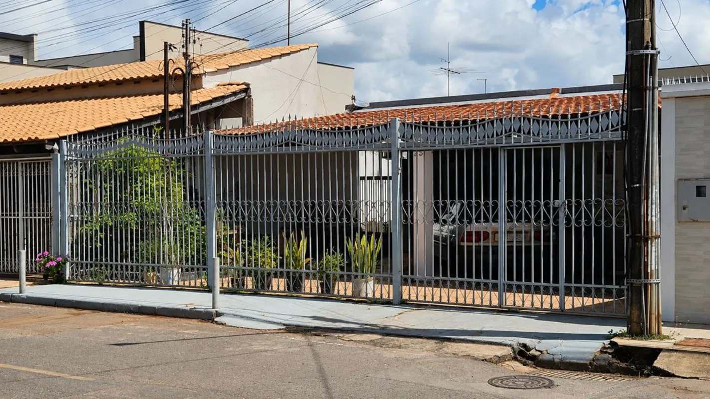 Imóvel situado em amplo lote de 200m², com potencial de valorização.O lote conta...