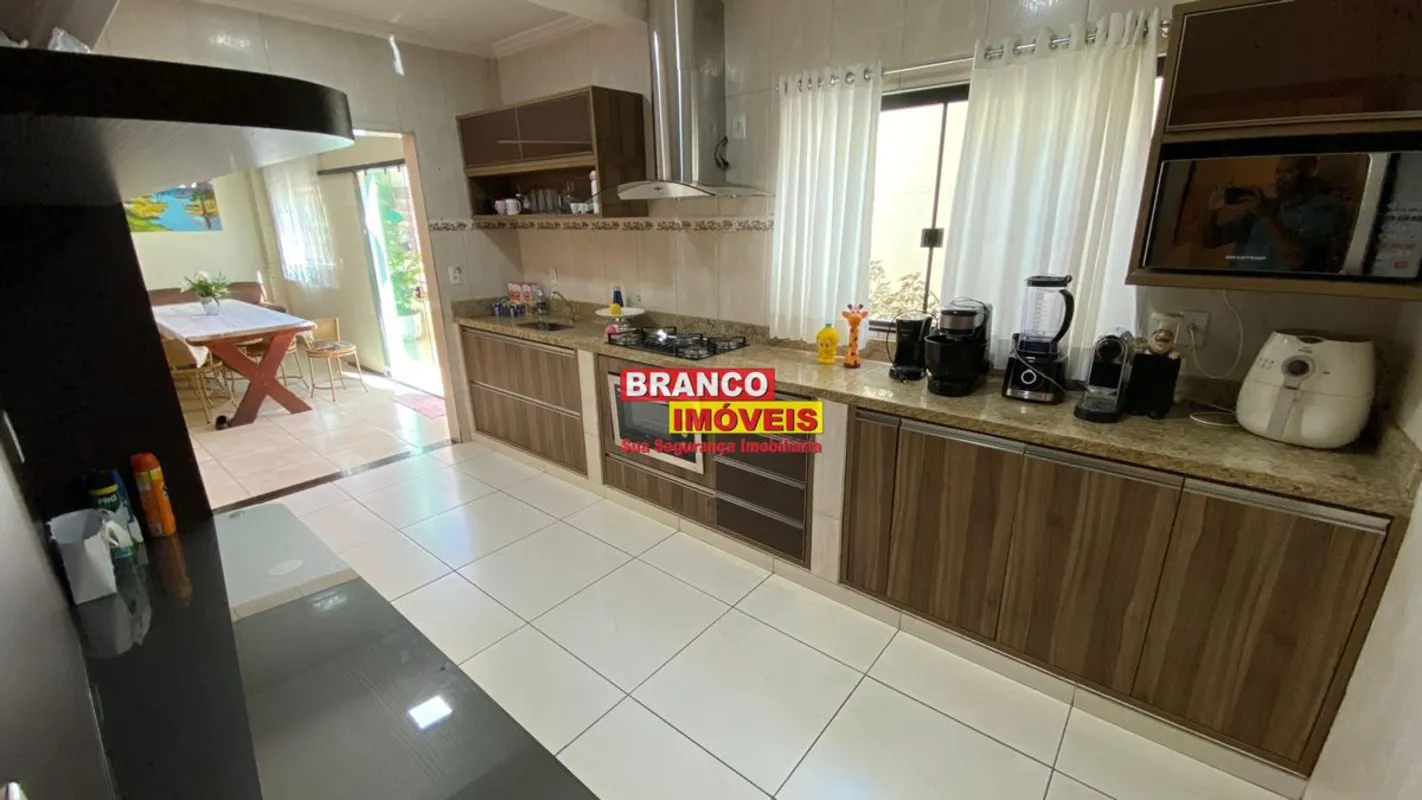 SOBRADO IMPONENTE NA QN 403 DE SAMAMBAIA NORTE R$ 549.000Existem casas que ofere...