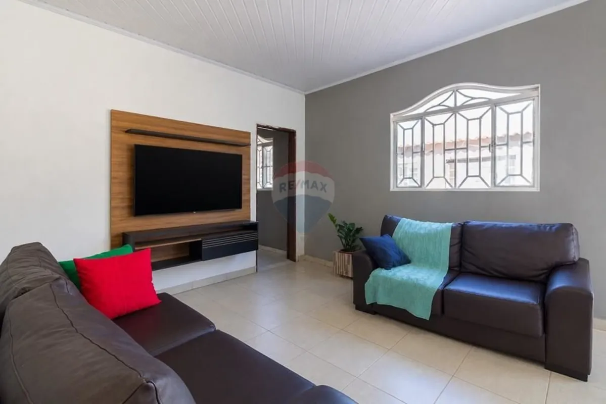 Casa com 04 quartos e casa de fundos Detalhes do Imóvel:Casa da frenteÁrea: 160 ...