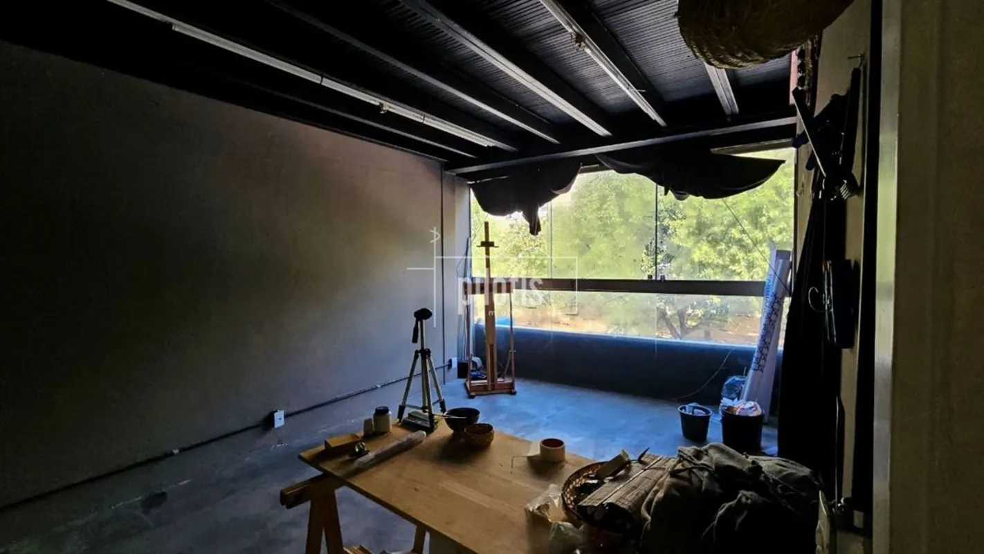 Versátil e bem localizada, esta sala é ideal para quem busca um espaço que se ad...