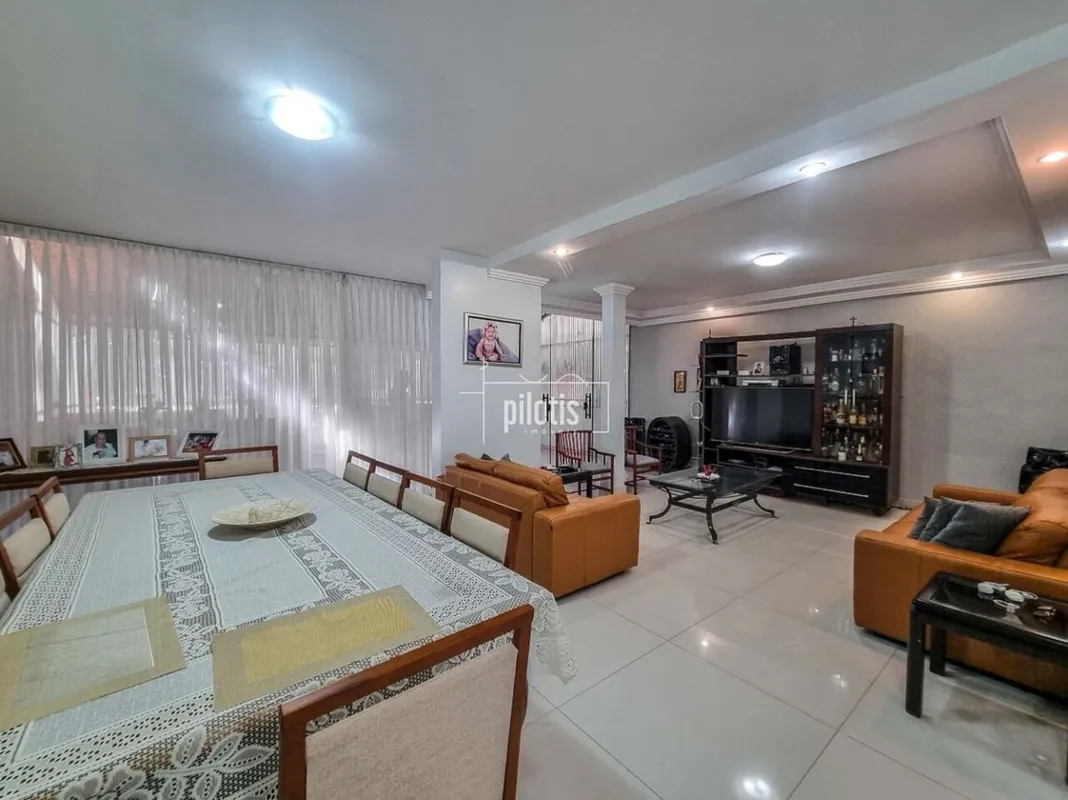 Esta belíssima residência oferece ambientes amplos, funcionais e cuidadosamente ...