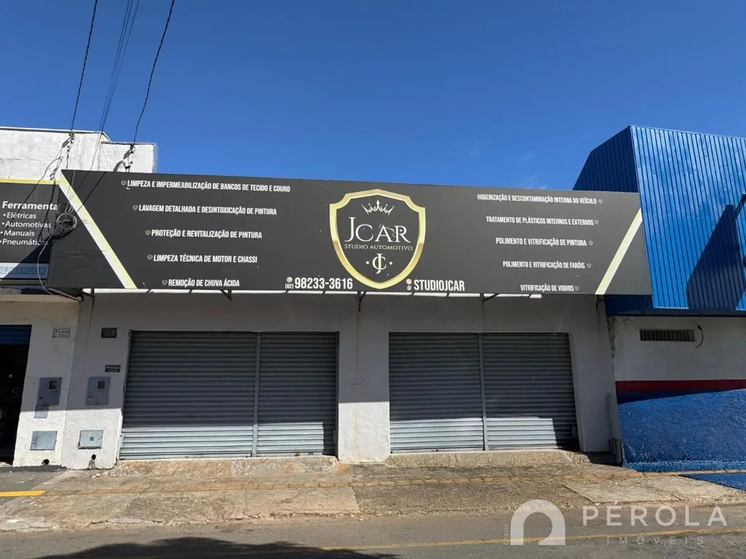Galpão comercial com 80m². Possui dois banheiros e uma despensa. Não possui vaga...