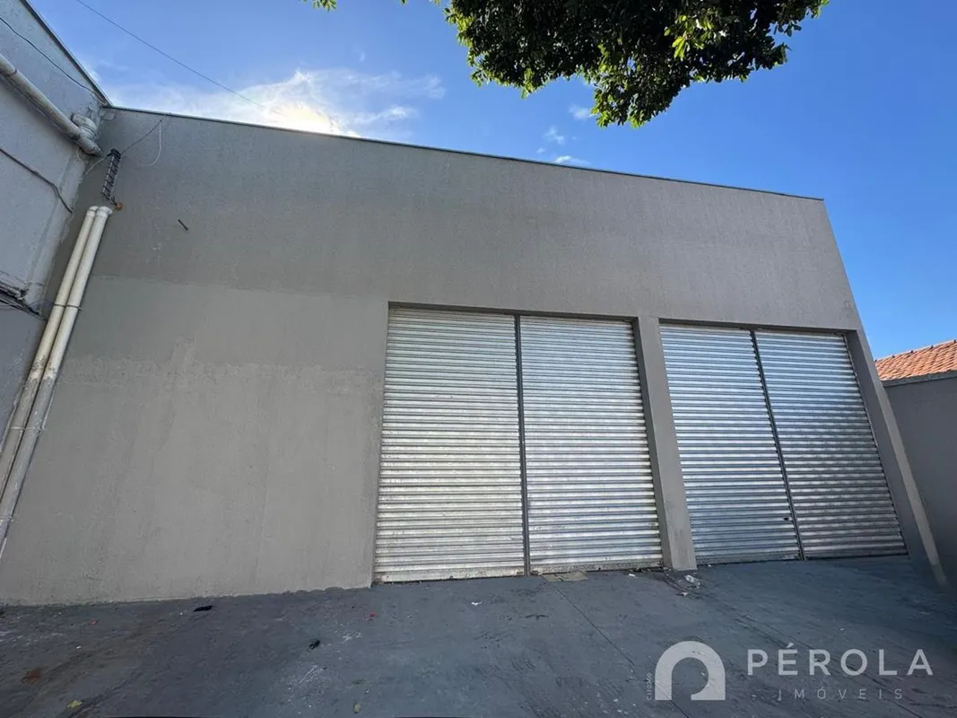 Galpão comercial com 80m², possui dois banheiros.Três vagas de garagem. Localiza...