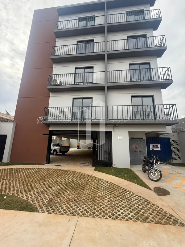 Empreendimentos de 4 andares com apartamentos de 1 quarto com banheiro e armário...