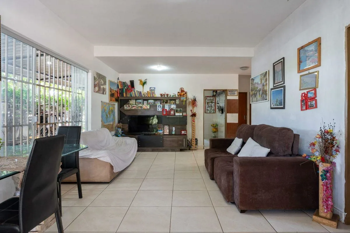 Casa espaçosa, localizada em área nobre de Brasília, com ambientes ventilados e ...