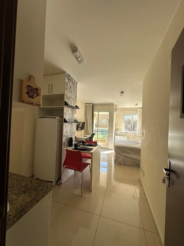 Aproveite a oportunidade de morar ou investir em um hotel-flat reformado, com vi...