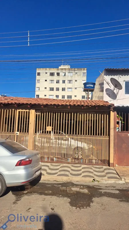 casa original em um lote de 135 metrôs- sala- três quartos- cozinha- banheiro- á...