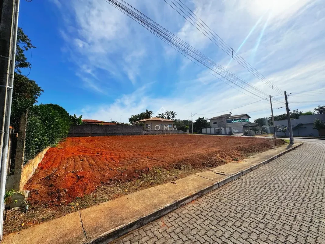 ESPECIFICAÇÕES DO LOTE:-Área total de 1.050 m² - Terreno totalmente plano e nive...